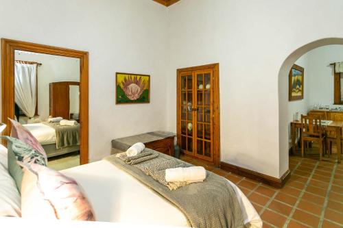 Una cama o camas en una habitación de Ravenscliff Manor