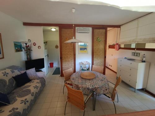 Little Emerald House في مارينا دي بورتيسكو: غرفة معيشة مع طاولة وأريكة