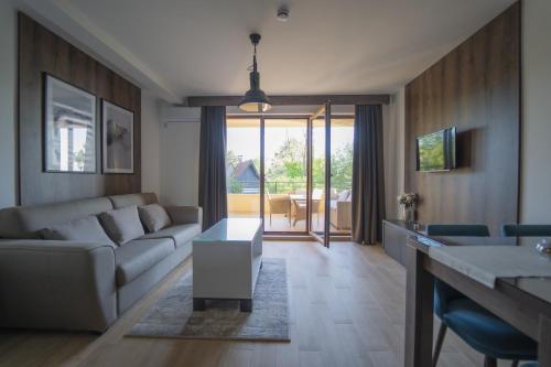 a living room with a couch and a table at Casa D Argento in Veliko Gradište