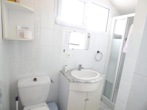 Koupelna v ubytování Appartement cosy à Montmartin 27m² avec piscine partagée