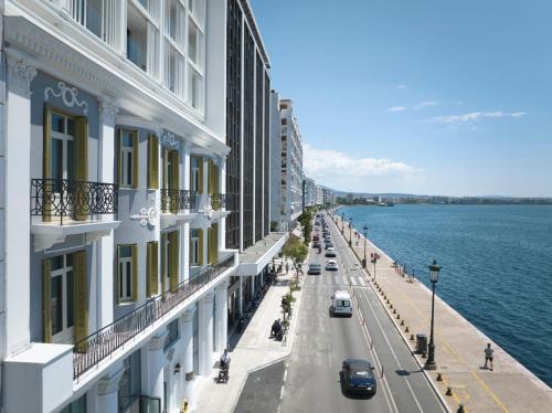 uma vista para uma rua com edifícios e a água em ON Residence em Tessalônica