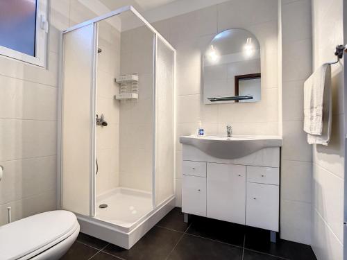 uma casa de banho com um chuveiro, um lavatório e um WC. em Villa Bella Vista by Atlantic Holiday em São Vicente