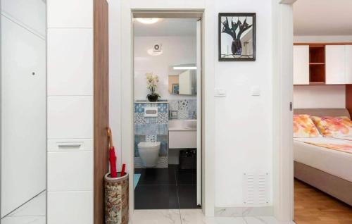 niewielka sypialnia z łóżkiem i łazienką w obiekcie Apartment Valsaline 2182 w Puli