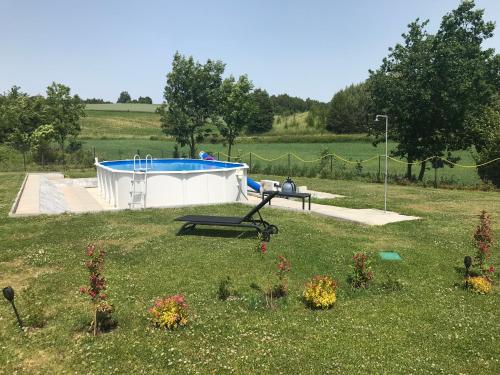 un jardín con mesa de picnic y piscina en NOWY DOM UDRYCZE, en Udrycze