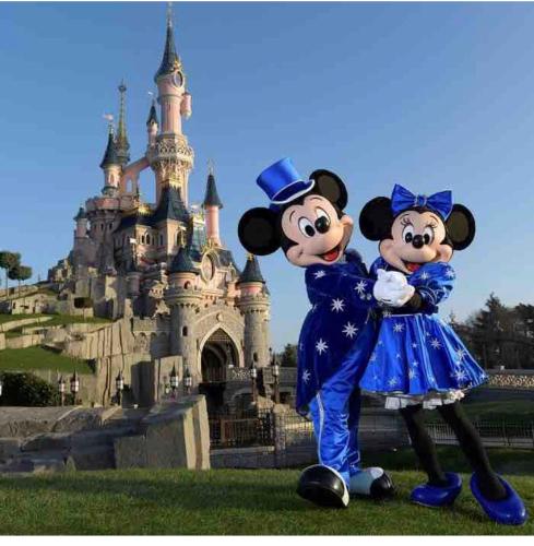 duas pessoas vestidas de fantasia em frente a um castelo em Disney land Paris - Charmant logement em Bussy-Saint-Georges