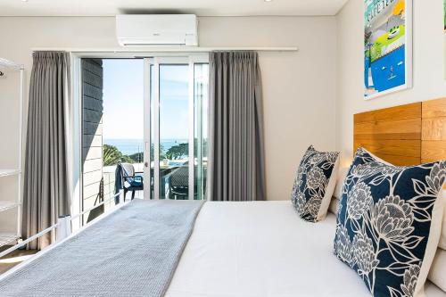 Ένα ή περισσότερα κρεβάτια σε δωμάτιο στο Camps Bay Village - Beach View Apartments