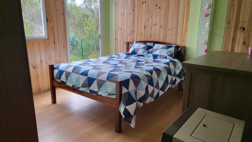 RiverHouse - Near River - Near Ocean - Near Porto في بورتو: سرير صغير في غرفة مع نافذة