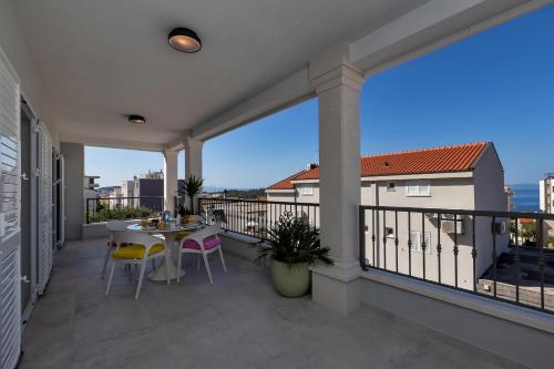 a balcony with a table and chairs on it at Apartment Vranješ in Makarska