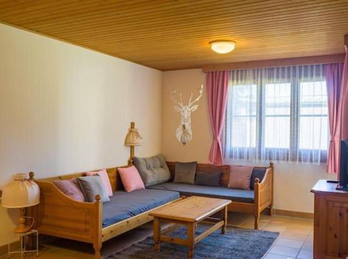 A seating area at LivGood Appartements Gerlitzen