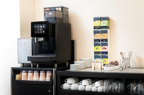 a microwave oven sitting on top of a counter at Arthotel ANA Fleur in Paderborn