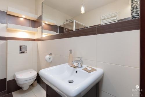 Kúpeľňa v ubytovaní Jantar Apartamenty City Center