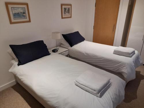 2 letti posti uno accanto all'altro in una stanza di North Laine Deluxe Apartment sleeps 6 a Brighton & Hove