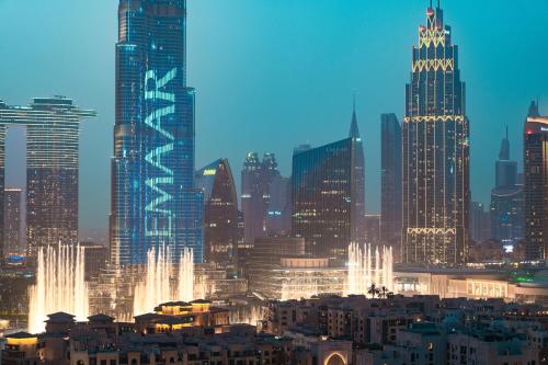 een skyline van de stad met hoge gebouwen en fonteinen bij Elite Royal Apartment - Panoramic Full Burj Khalifa, Fountain & Skyline view - Imperial - 2 bedrooms & 1 open bedroom without partition in Dubai