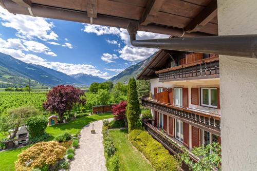 een uitzicht vanaf het balkon van een huis met een pad bij Residence Sonja in Naturno