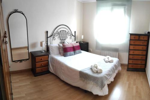 a bedroom with a bed and a large mirror at Apartamento de 2 habitaciones a un paso de Begoña in Gijón