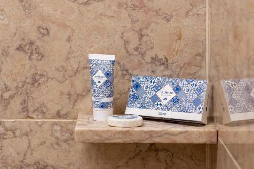eine blau-weiße Vase auf einem Regal im Badezimmer in der Unterkunft Hotel do Chiado in Lissabon