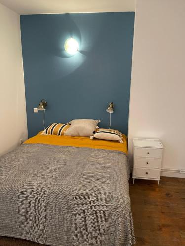 A bed or beds in a room at Maison de ville dans le centre historique de Cahors - Cosy townhouse in the historical center of Cahors