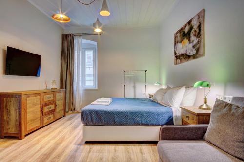 um quarto com uma cama e um sofá em Casa Nektaria em Corfu Town