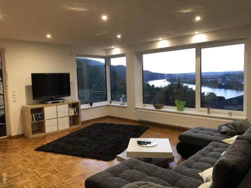 TV a/nebo společenská místnost v ubytování Ferienhaus Rheinblick