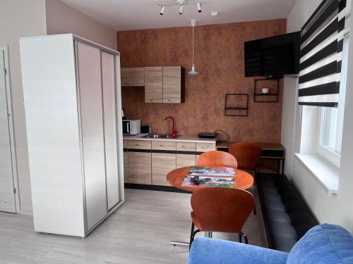 - une cuisine avec une table et des chaises dans la chambre dans l'établissement Apartament Familijny przy ul. Spokojnej, à Kołobrzeg