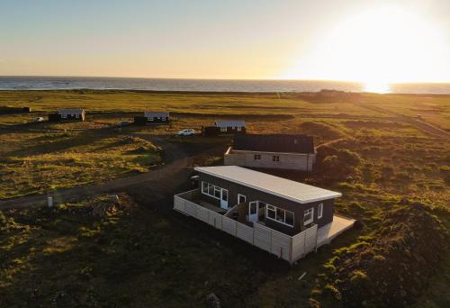 - une vue aérienne sur une maison sur la plage dans l'établissement Ocean Break Cabins, à Sandgerði