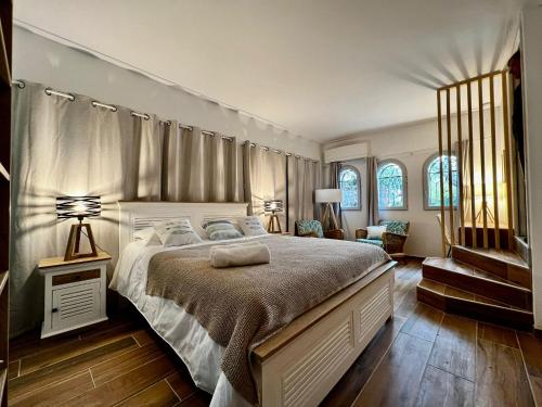A bed or beds in a room at Villa de charme avec piscine à 500m des plages