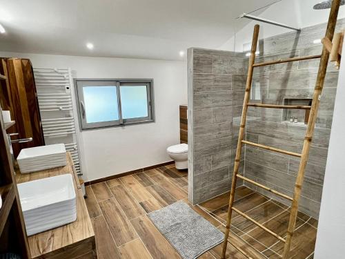 Kúpeľňa v ubytovaní Villa de charme avec piscine à 500m des plages