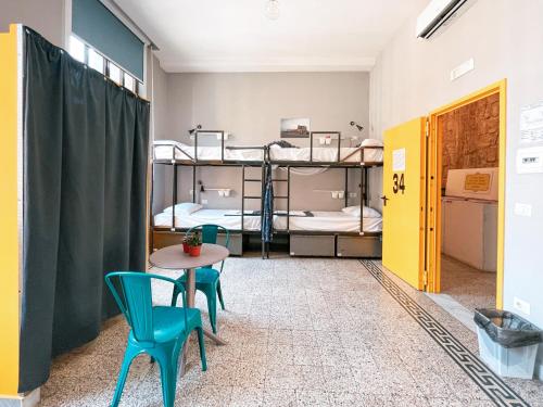 Ein Bett oder Betten in einem Zimmer der Unterkunft Ostello Bello Napoli