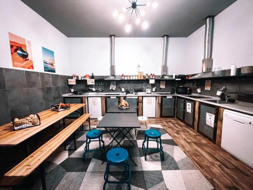 eine große Küche mit Tisch und Stühlen in der Unterkunft Ostello Bello Napoli in Neapel