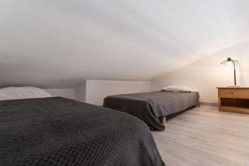 1 dormitorio con 2 camas y vestidor en Ambroggio - Vue Mer, en Lumio