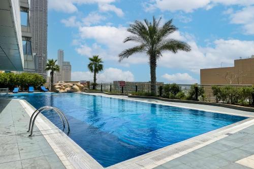 Bazén v ubytování Large 3BR With City View in Dubai Marina Ocean Heights - DHH nebo v jeho okolí