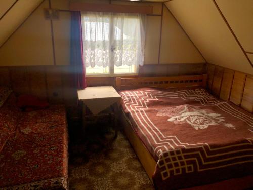 Zimmer mit einem Bett, einem Schreibtisch und einem Fenster in der Unterkunft Chata Prístav in Námestovo