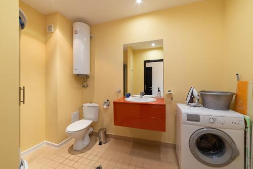 ゴールデン・サンズにあるAdmiral Amazing Sea Viewのバスルーム(トイレ、洗面台、洗濯機付)