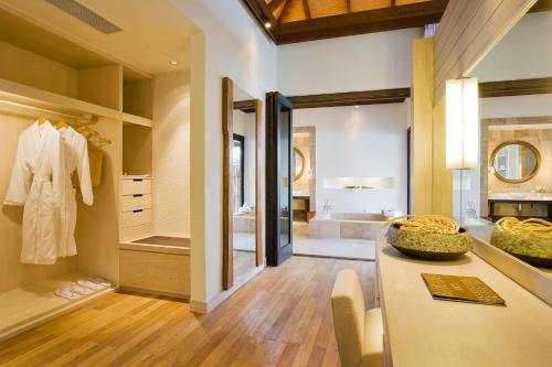 Un baño de COMO Maalifushi
