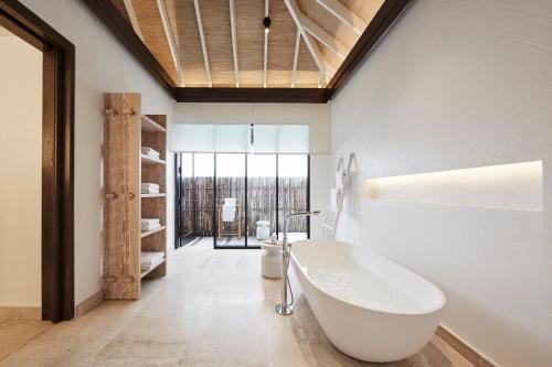 Un baño de COMO Maalifushi