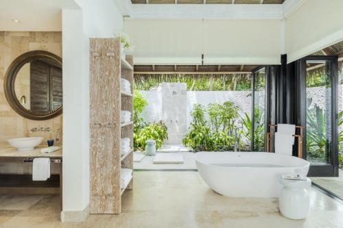 Un baño de COMO Maalifushi