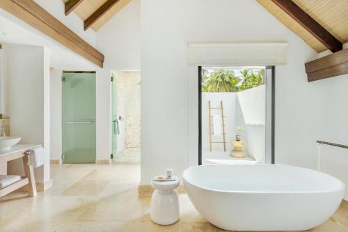 Un baño de COMO Maalifushi