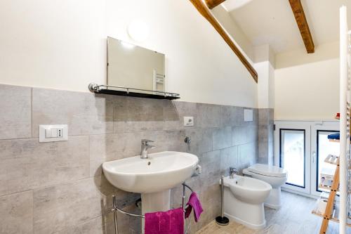 Ett badrum på Countryside Fiere Parma Apartments