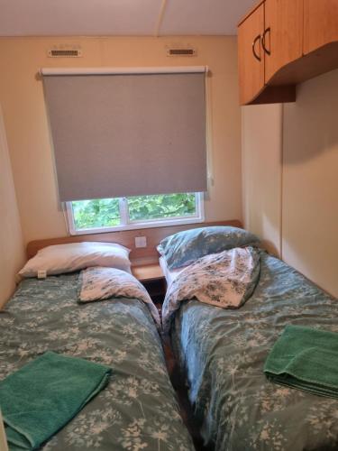 Кровать или кровати в номере Railway Cottage Caravans No2