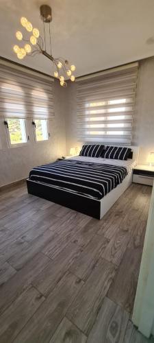 拉乌Apartamientos edificio mekad的一间大卧室,房间内设有一张大床