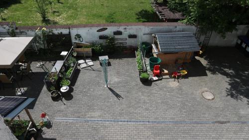 una vista aérea de un patio con bancos y plantas en Ferienwohnung Rosenstadt, en Forst