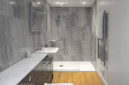 un bagno con lavandino e doccia di no 1 Wood Street a Swindon