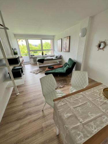 ein Wohnzimmer mit einem Bett und einem Sofa in der Unterkunft KnocksCasa4you 1 Zimmer Appartement Nr.8 in Marburg an der Lahn