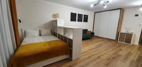 um pequeno quarto com uma cama e uma secretária em Hara House em Cluj-Napoca