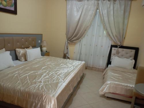 Un dormitorio con una cama grande y una ventana en Almounia Hotel & Spa, en Taroudant