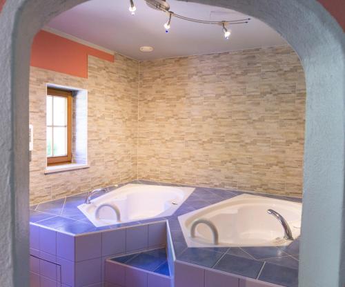 a large bathroom with a tub and a window at Apartment zum Wohlfühlen mitten im Grünen in Lindberg