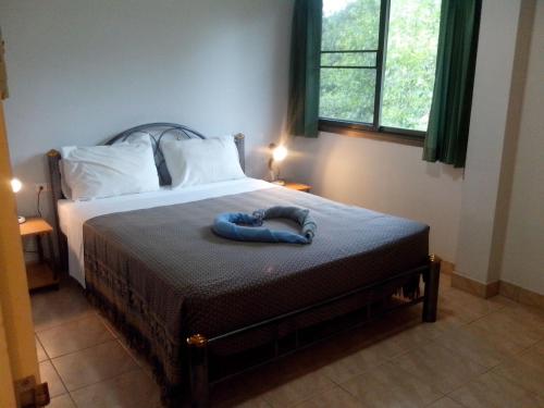Un dormitorio con una cama con una toalla azul. en Sabai Residence, en Ao Nang Beach