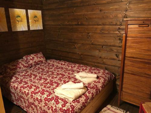 um quarto com uma cama com toalhas em Vacanze in Baita di charme Alta Val di Susa Oulx em Savoulx
