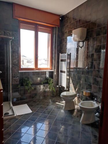 y baño con aseo y lavamanos. en Daniel's House Gravina, en Gravina in Puglia