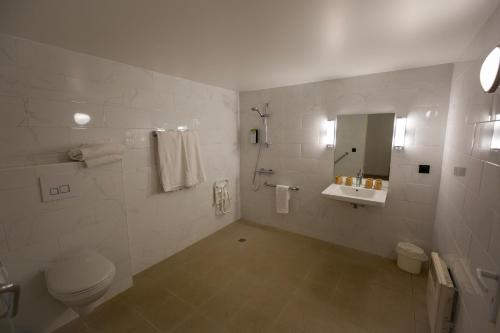 A bathroom at Kyriad Blois Sud
